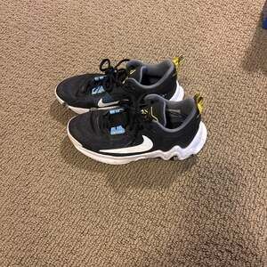 Nike Size 4Y Giannis Basketball Shoes